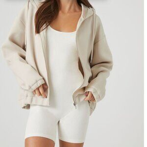 *NWT* comfortable athletic oversized cream sweatshirt